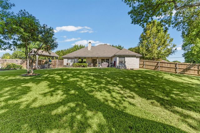 500 Little Creek Trail, Oak Leaf, TX 75154