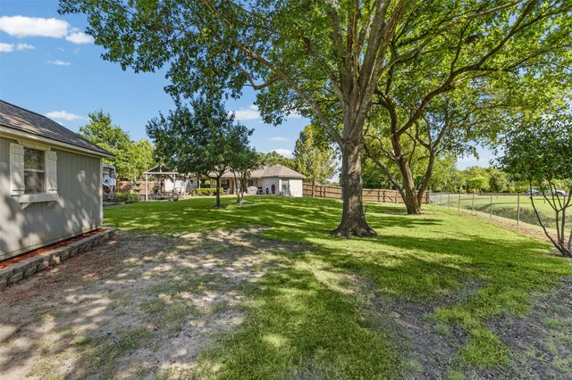 500 Little Creek Trail, Oak Leaf, TX 75154