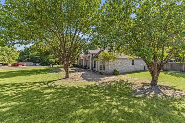 500 Little Creek Trail, Oak Leaf, TX 75154
