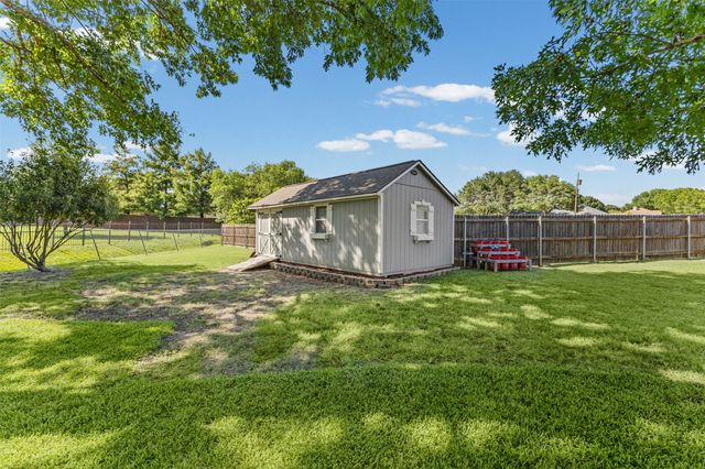 500 Little Creek Trail, Oak Leaf, TX 75154