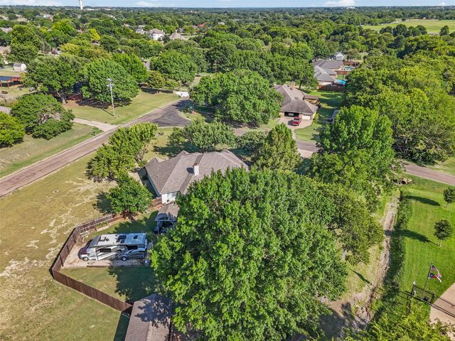 500 Little Creek Trail, Oak Leaf, TX 75154