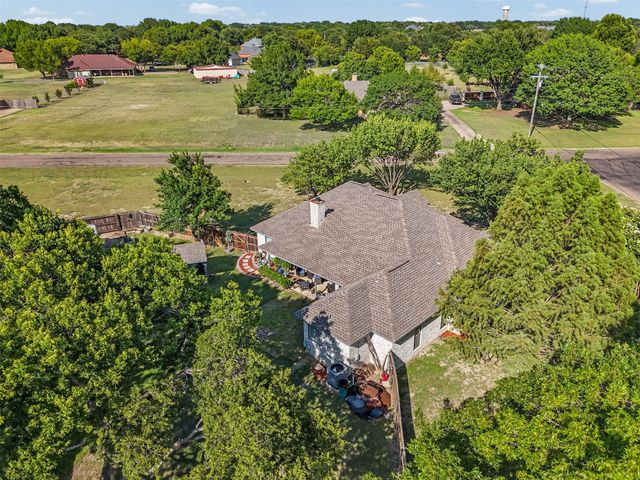 500 Little Creek Trail, Oak Leaf, TX 75154
