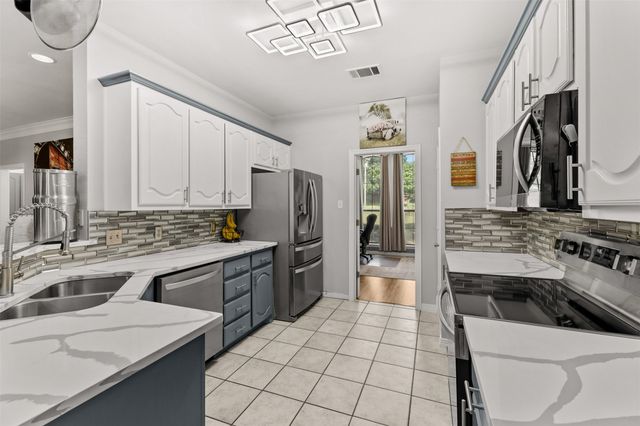500 Little Creek Trail, Oak Leaf, TX 75154