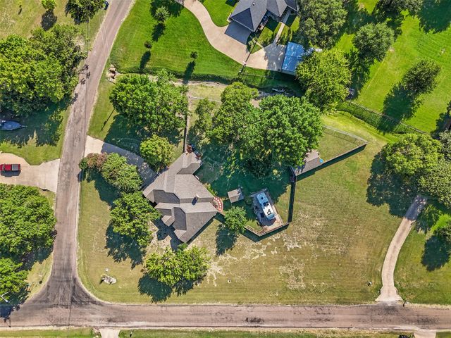 500 Little Creek Trail, Oak Leaf, TX 75154