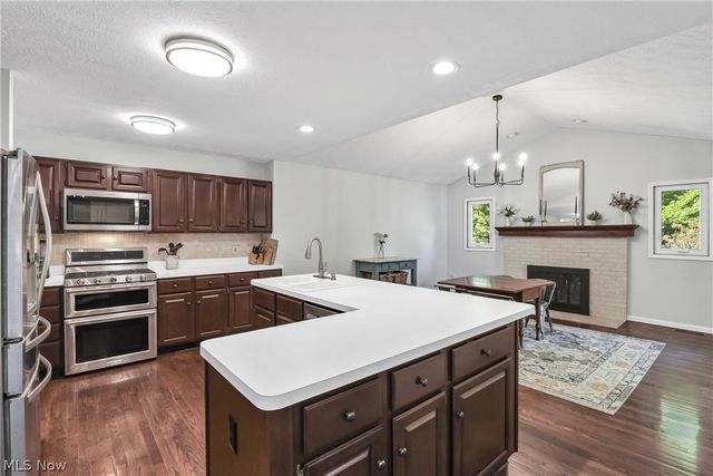 705 Lake Trail, Aurora, OH 44202