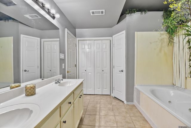 10290 Lake Park Ave, Gonzales, LA 70737