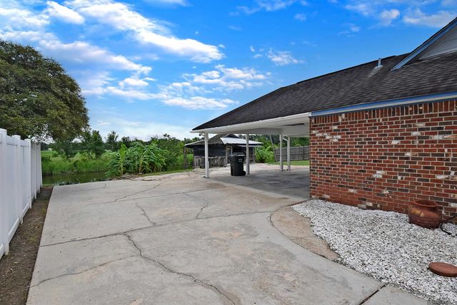 10290 Lake Park Ave, Gonzales, LA 70737