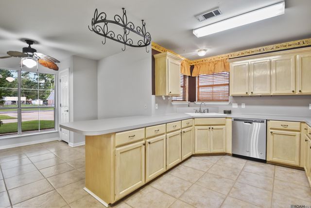 10290 Lake Park Ave, Gonzales, LA 70737