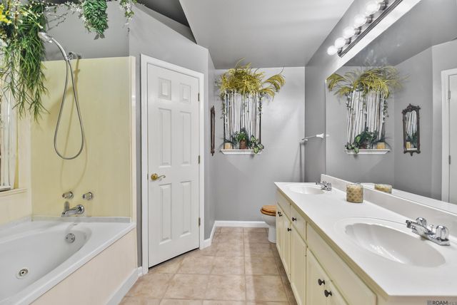 10290 Lake Park Ave, Gonzales, LA 70737