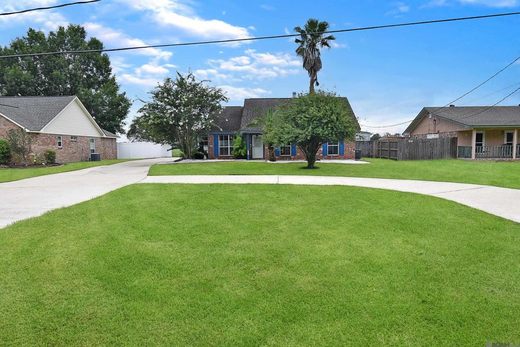 10290 Lake Park Ave, Gonzales, LA 70737