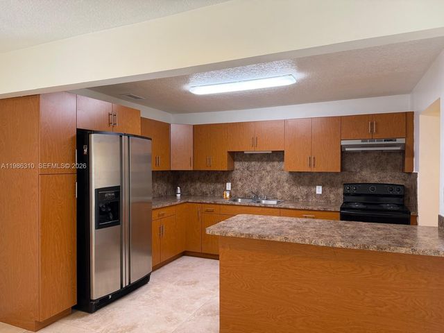 1781 NW 16th St, Miami, FL 33125