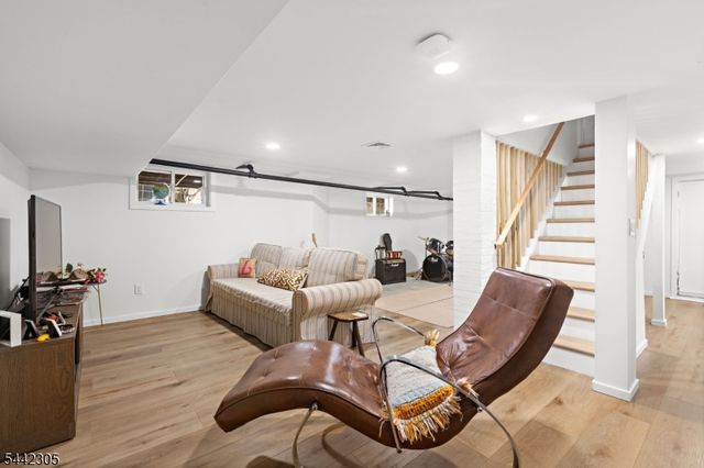 42 Forest Rd, Glen Rock Boro, NJ 07452