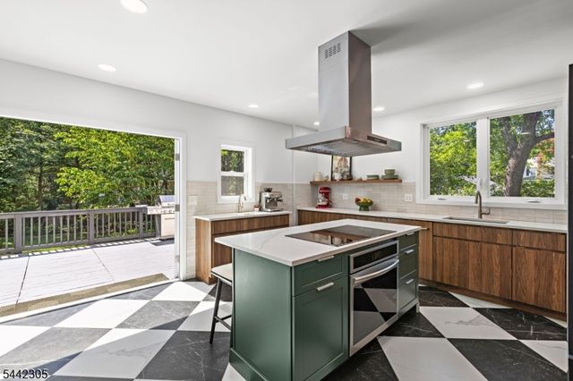 42 Forest Rd, Glen Rock Boro, NJ 07452
