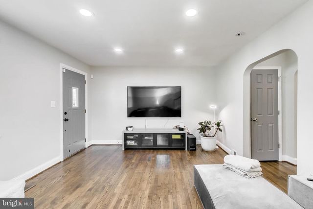 4609 HILLSIDE RD SE, Washington, DC 20019