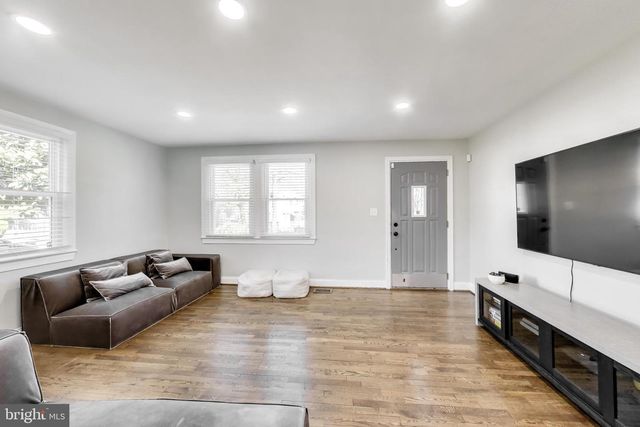 4609 HILLSIDE RD SE, Washington, DC 20019