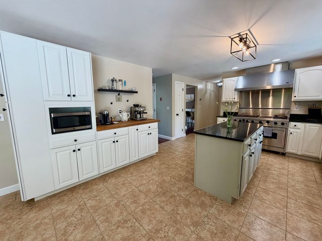11 Boxwood Lane, Dover, NH 03820