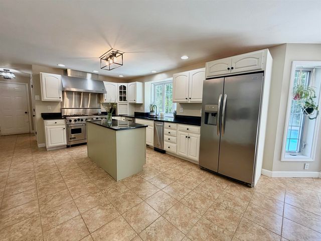 11 Boxwood Lane, Dover, NH 03820