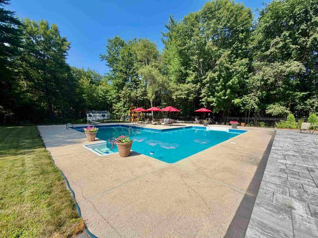 11 Boxwood Lane, Dover, NH 03820