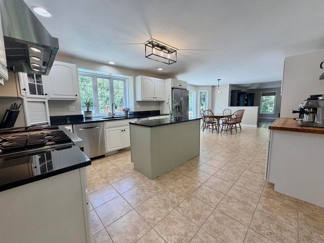 11 Boxwood Lane, Dover, NH 03820
