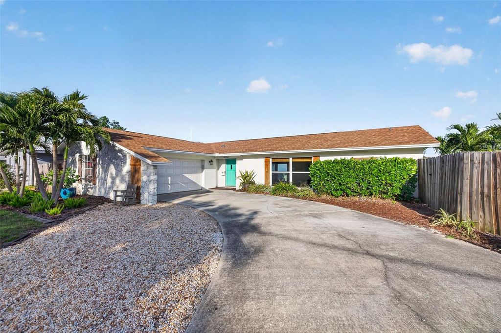Image 4 of property listing at 4200 BEACH DRIVE SE, St Petersburg, FL 33705