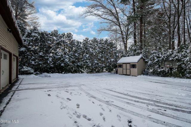 16 Innisbrook Drive, Clifton Park, NY 12065