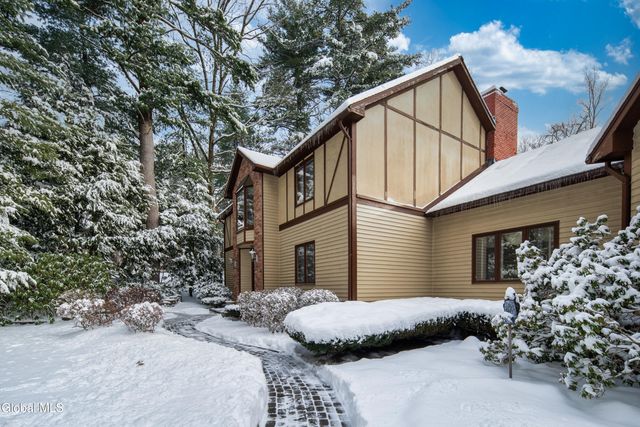 16 Innisbrook Drive, Clifton Park, NY 12065