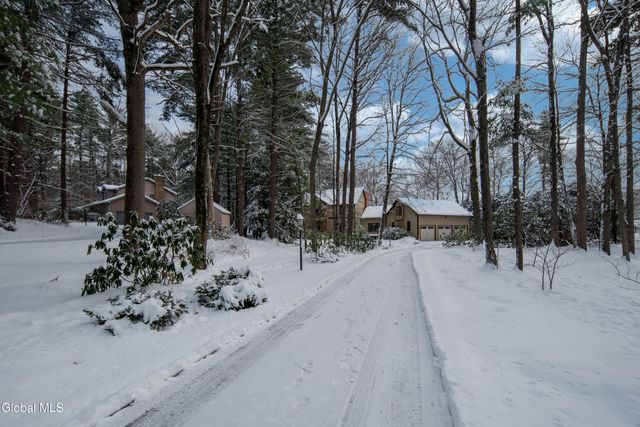 16 Innisbrook Drive, Clifton Park, NY 12065