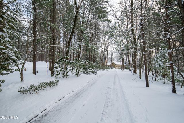 16 Innisbrook Drive, Clifton Park, NY 12065