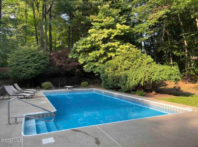 16 Innisbrook Drive, Clifton Park, NY 12065