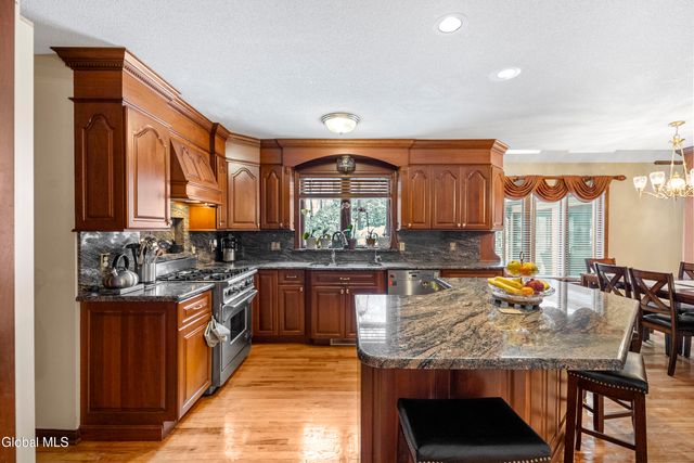 16 Innisbrook Drive, Clifton Park, NY 12065