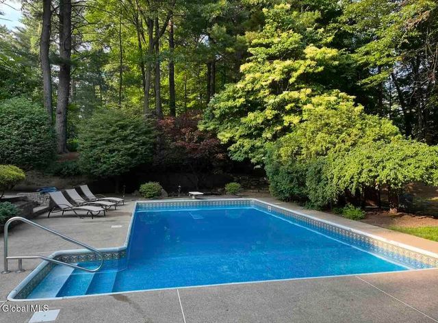 16 Innisbrook Drive, Clifton Park, NY 12065