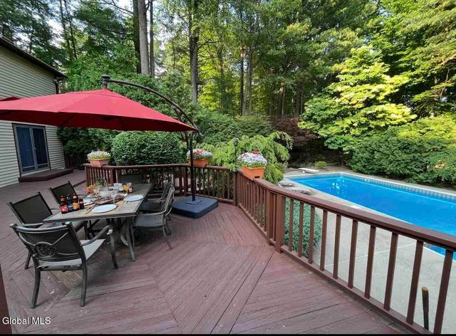 16 Innisbrook Drive, Clifton Park, NY 12065