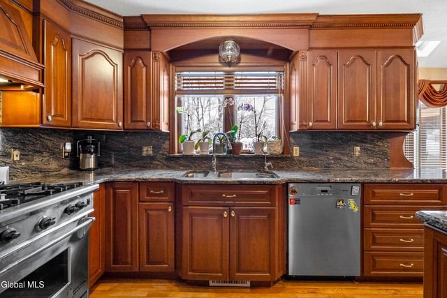 16 Innisbrook Drive, Clifton Park, NY 12065