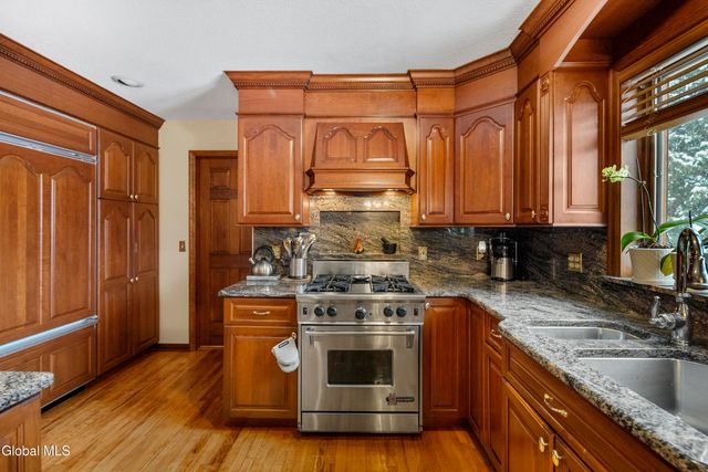 16 Innisbrook Drive, Clifton Park, NY 12065