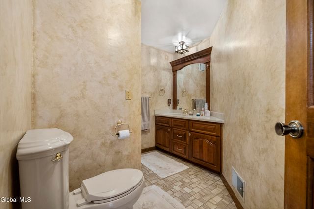 16 Innisbrook Drive, Clifton Park, NY 12065