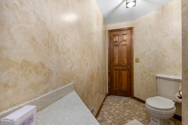 16 Innisbrook Drive, Clifton Park, NY 12065