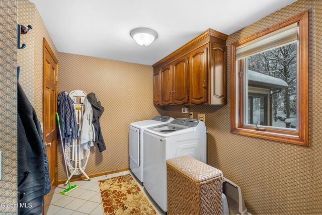 16 Innisbrook Drive, Clifton Park, NY 12065