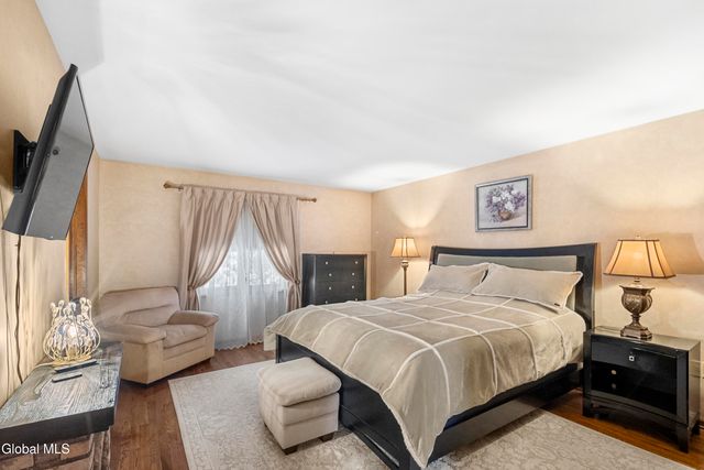 16 Innisbrook Drive, Clifton Park, NY 12065