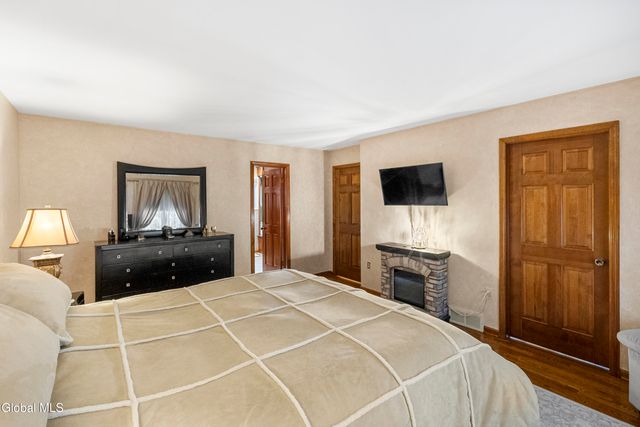 16 Innisbrook Drive, Clifton Park, NY 12065