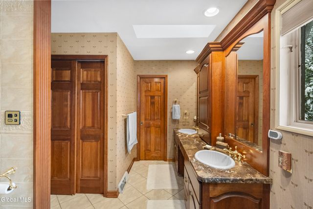 16 Innisbrook Drive, Clifton Park, NY 12065