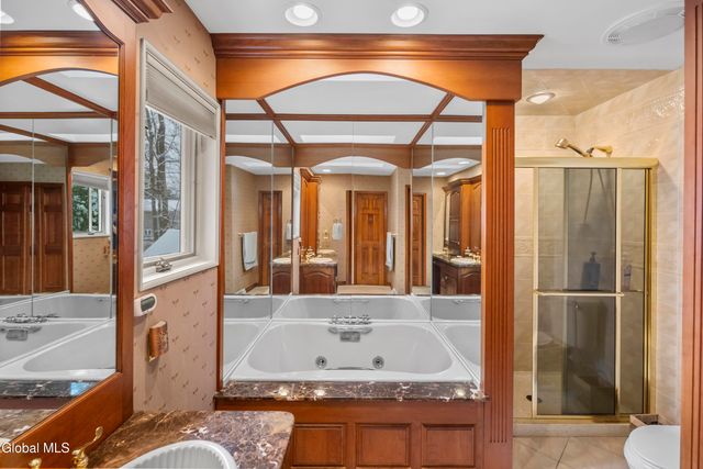 16 Innisbrook Drive, Clifton Park, NY 12065