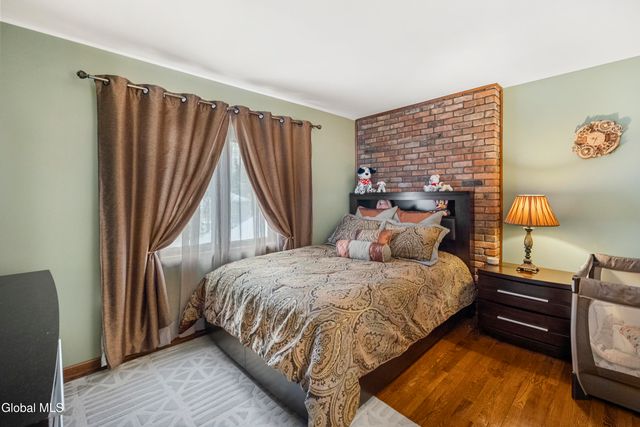 16 Innisbrook Drive, Clifton Park, NY 12065