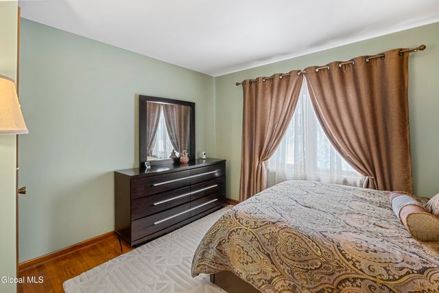 16 Innisbrook Drive, Clifton Park, NY 12065