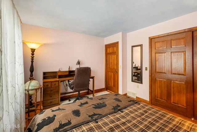 16 Innisbrook Drive, Clifton Park, NY 12065