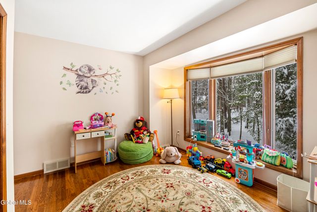 16 Innisbrook Drive, Clifton Park, NY 12065