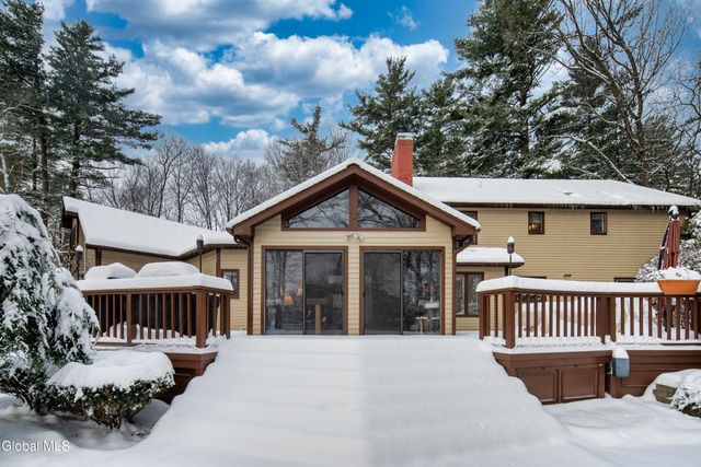 16 Innisbrook Drive, Clifton Park, NY 12065