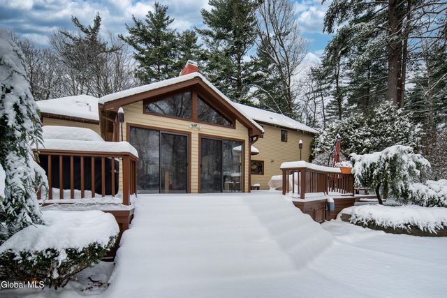 16 Innisbrook Drive, Clifton Park, NY 12065