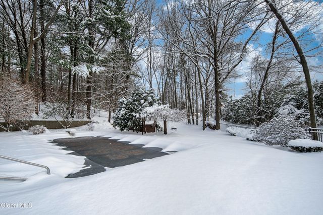 16 Innisbrook Drive, Clifton Park, NY 12065