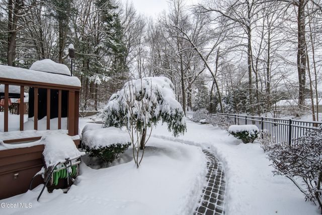 16 Innisbrook Drive, Clifton Park, NY 12065