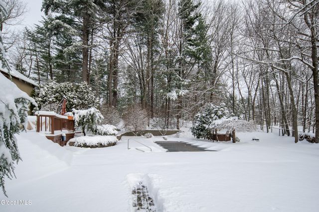 16 Innisbrook Drive, Clifton Park, NY 12065